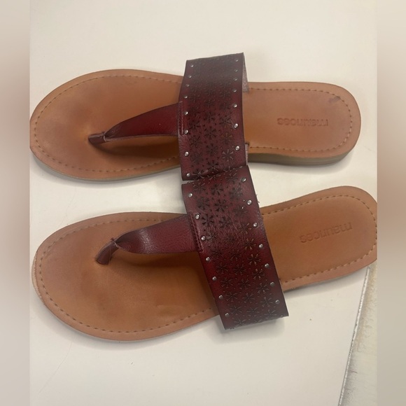 Maurices Sandal Pryia Brown Thong Laser Cut Flower Strap Studs Flat Heel Size 9 - Picture 2 of 4